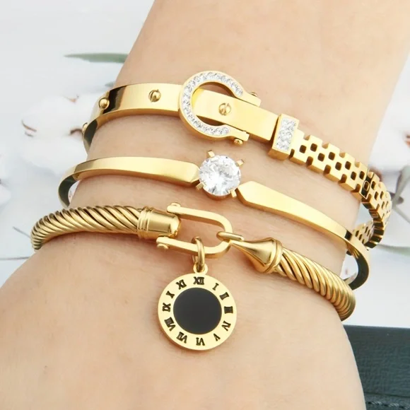 Rope Roman Digital Hang Tag  Horseshoe Buckle
18K Gold Plated 

Stainless Steel - Picture 6 of 6